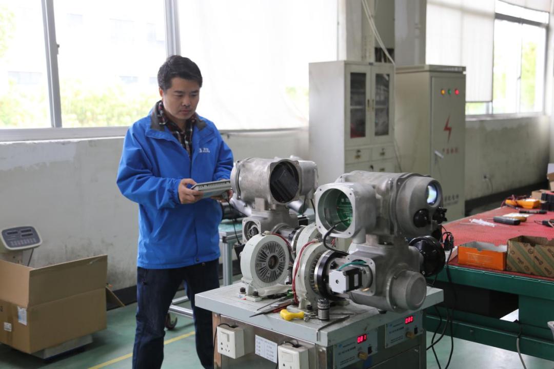 现就职于三变科技股份有限公司,二级钳工技师,任设备科机械工程师