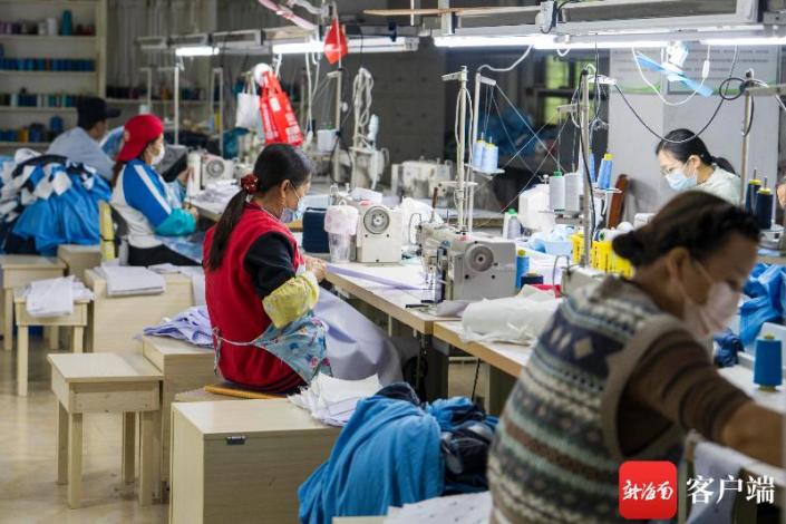 简单的比如做录入员,复杂的做技术工,在生产线上缝制衣服,做熨烫,拉布