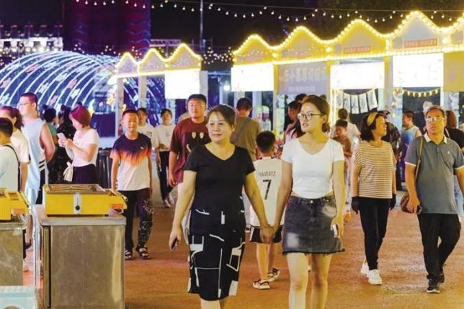 一个城市的魅力往往来自于那个最具人间烟火气的地方,在小小的夜市