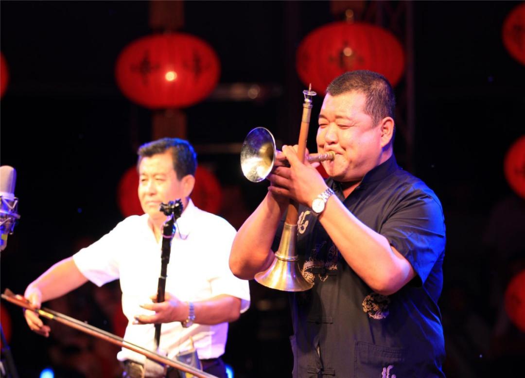 咔奏和口内发音吹唱结合的技法,表现戏曲人物中不同角色的音调和声音