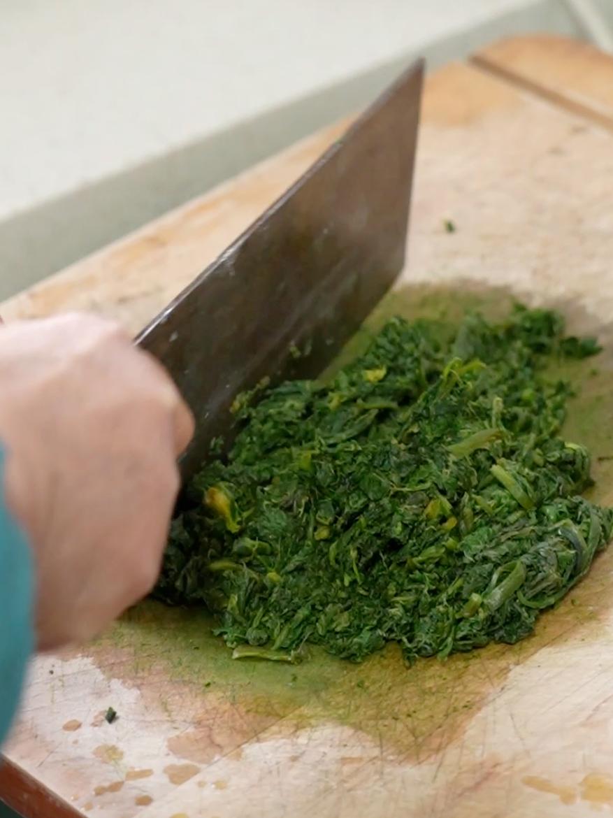 挖野菜:这青草即为"泥胡菜",泥胡菜生长在田埂边,河滩边,具有清热解毒