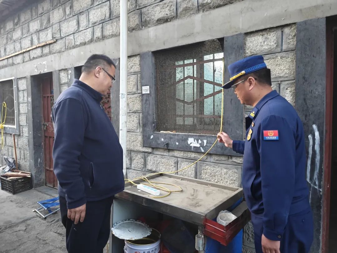 城关区委副书记,区长旦增曲扎以"四不两直"方式深入社会面进行督导