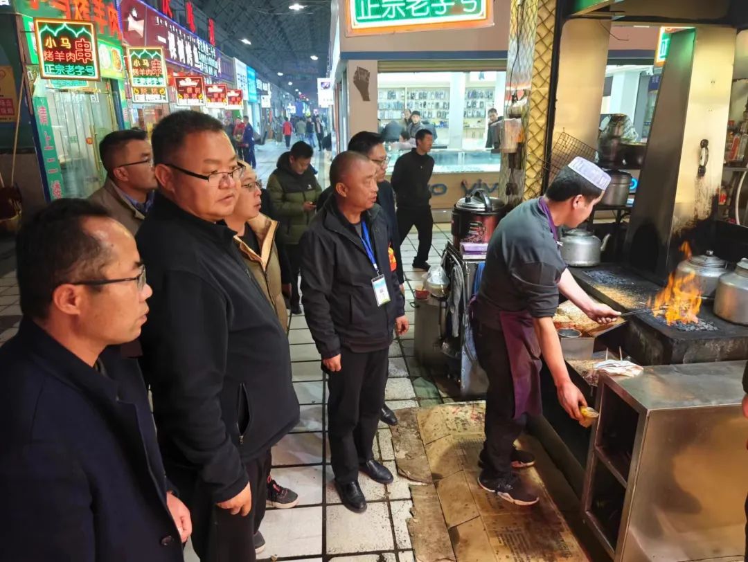 城关区委副书记,区长旦增曲扎以"四不两直"方式深入社会面进行督导