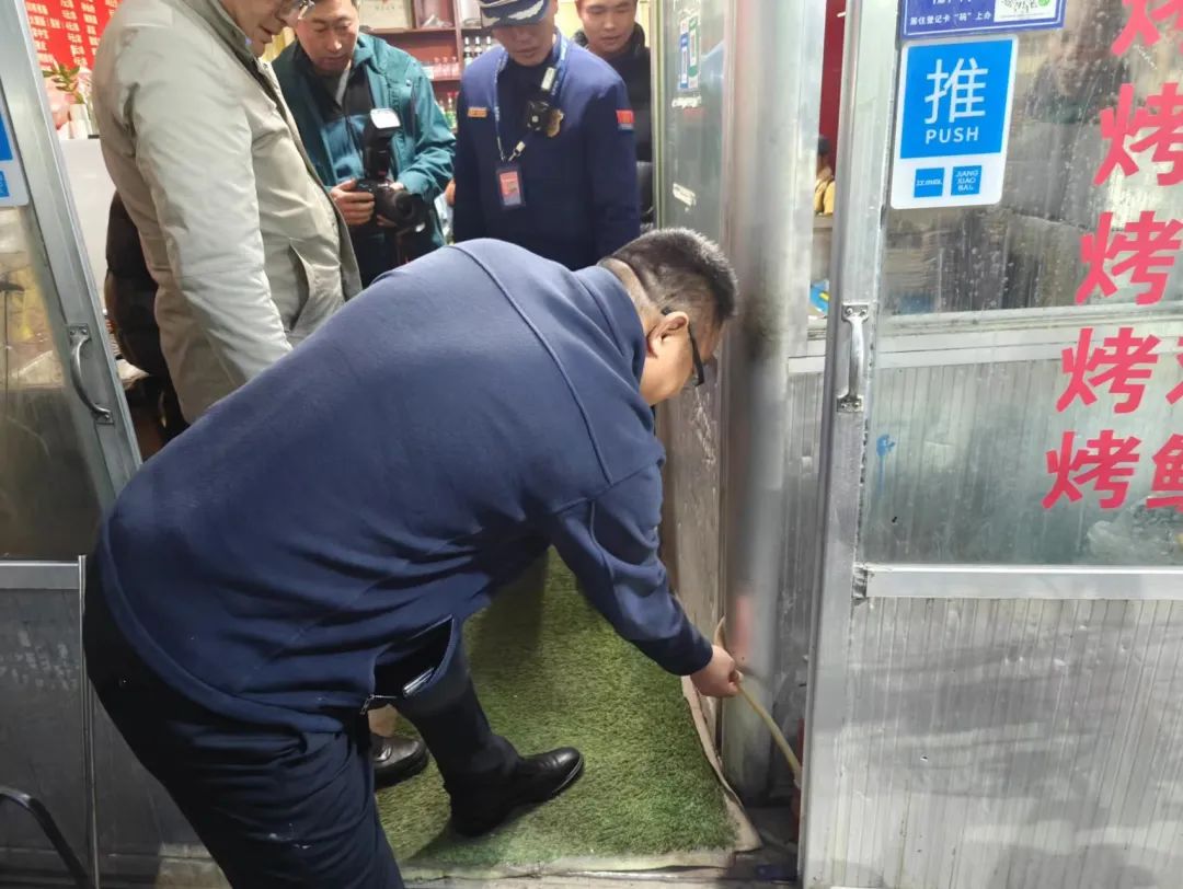 城关区委副书记,区长旦增曲扎以"四不两直"方式深入社会面进行督导