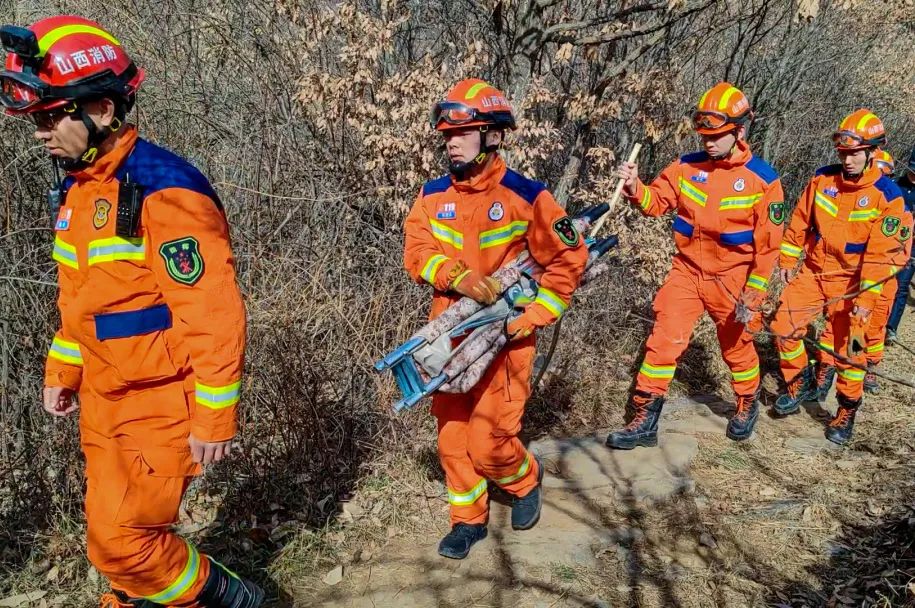 救援器材,在当地村民的带领下,徒步上山搜寻被困人员,脚下风化的碎石