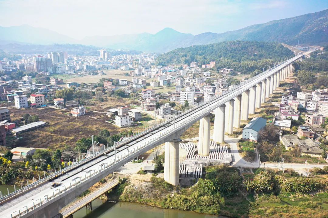 梅龙高铁开始铺轨_澎湃号·政务_澎湃新闻-the paper