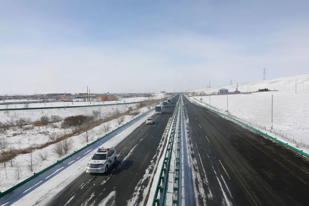 呼伦贝尔市大范围出现降雪,大风,道路结冰现象,g10绥满高速公路路面
