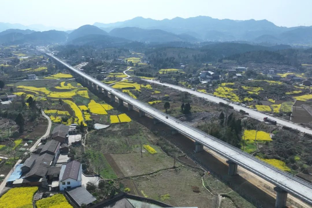 渝湘高铁楠竹山隧道顺利贯通_澎湃号·政务