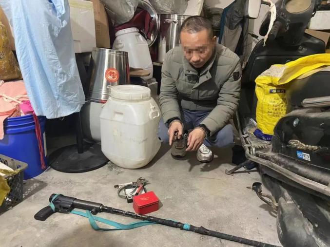 民警同时在车上发现了一只死去的野鸡,并在一个纸箱内发现10只斑鸠