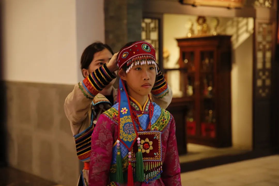 展出现场,慕名而来的群众试穿了裕固族服装,并参观了独具特色的展品