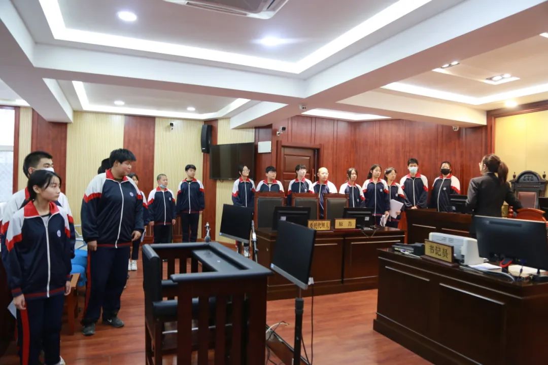 【公众开放日】"法润少年助成长"——东海中学学生走进法院 种下法治