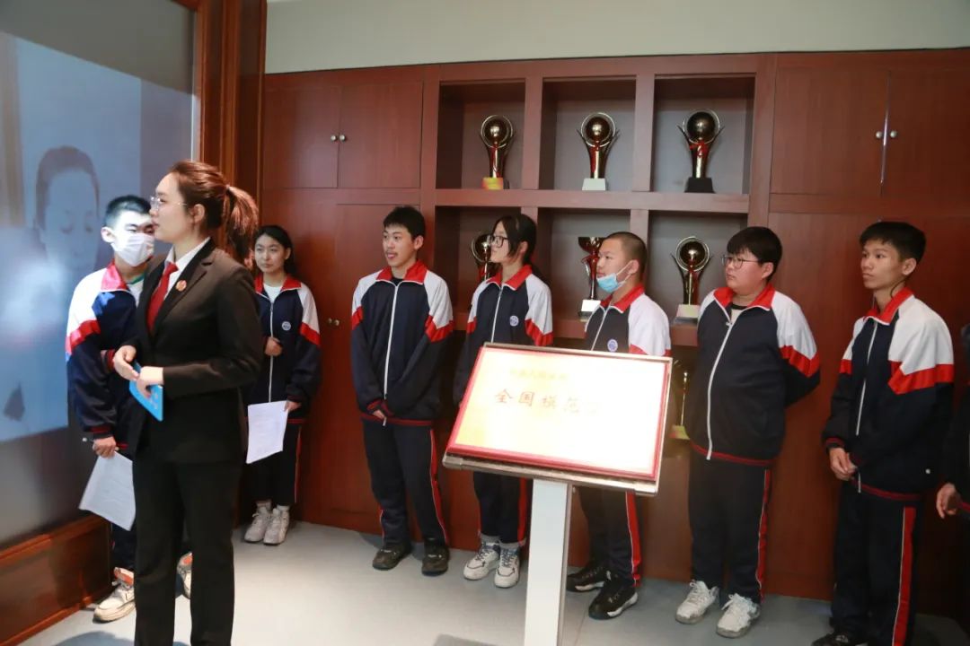 【公众开放日】"法润少年助成长"——东海中学学生走进法院 种下法治
