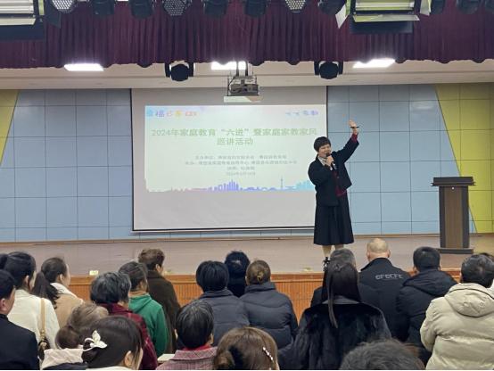 3月14日,杜森娥老师给青田县东源镇初级中学全校学生家长作题为《有效
