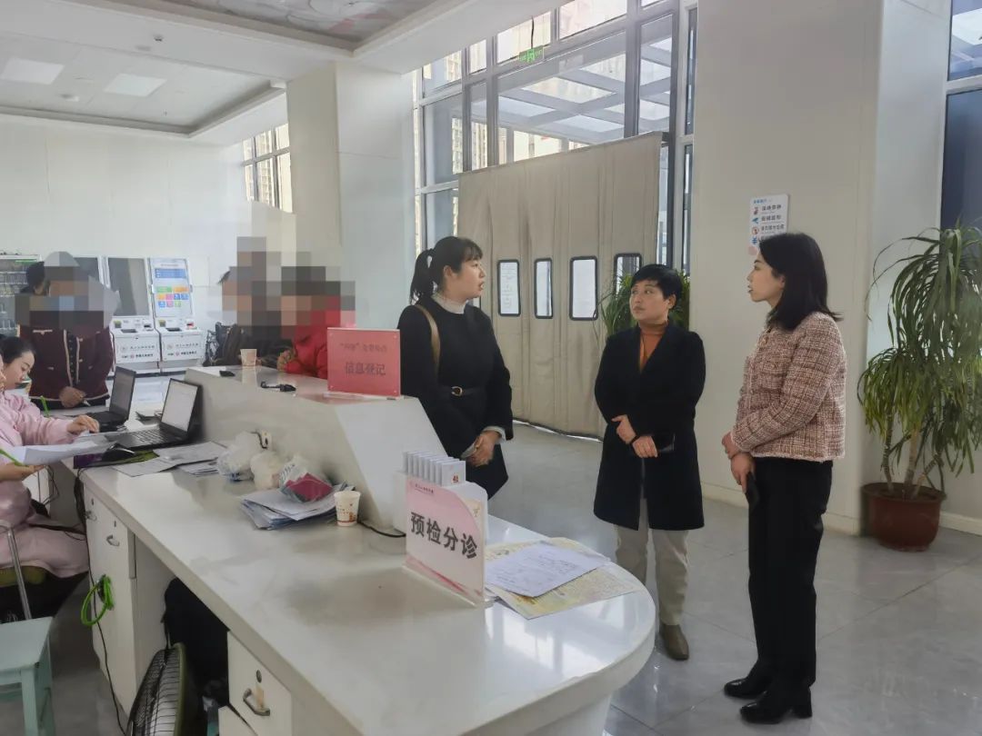 刘桂玲一行详细了解了全县"两癌"免费检查工作开展情况,通过查阅资料