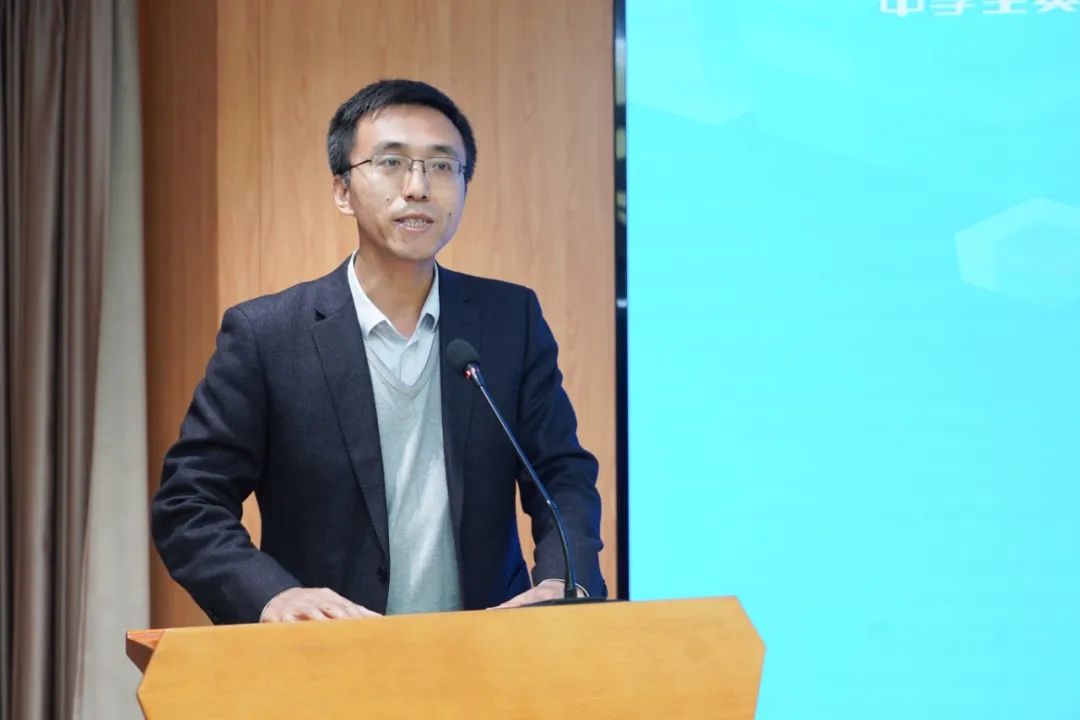 学生代表向导师献花活动期间,罗进飞介绍了天津市英才计划实施情况