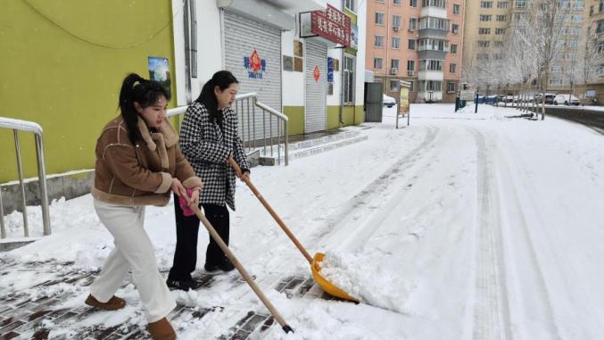 农村女生扫雪图片图片