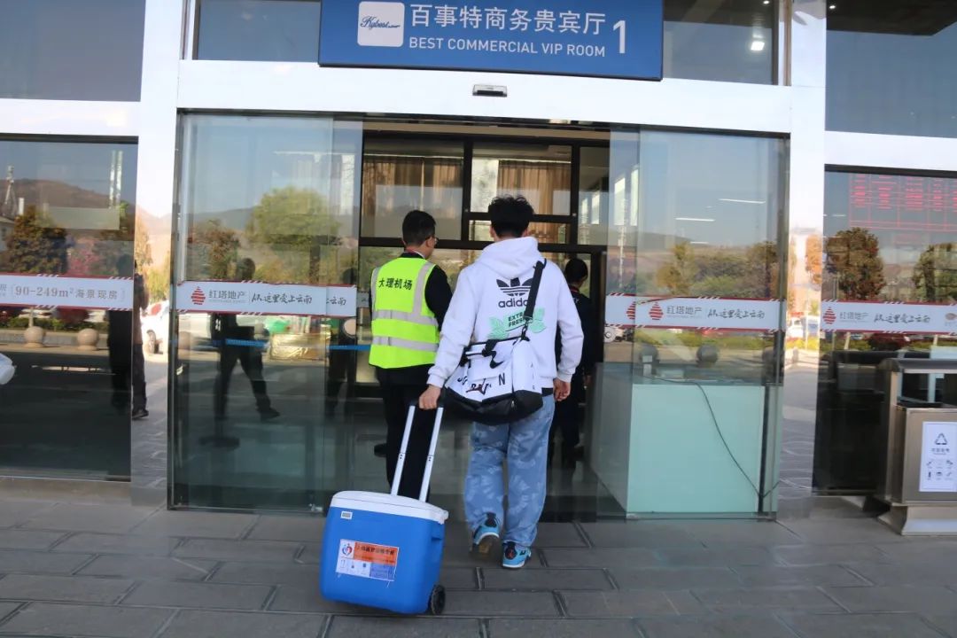 含泪送别!巍山14岁少年让4人重获新生,2人重见光明.