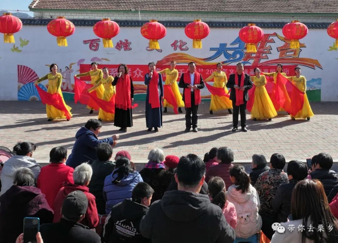 新庄子镇米城庄村文化广场热闹非凡,正在举办"心系群众 情暖迁西"2024