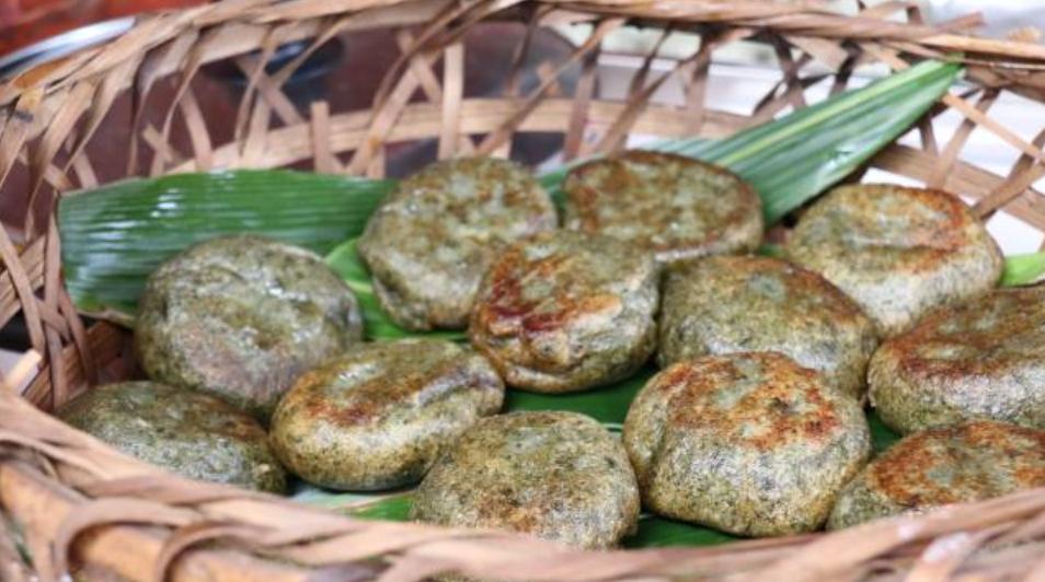 麦芽塌饼是用春季食材制作而成的一道时令美食,不仅香甜软糯,还能勾起