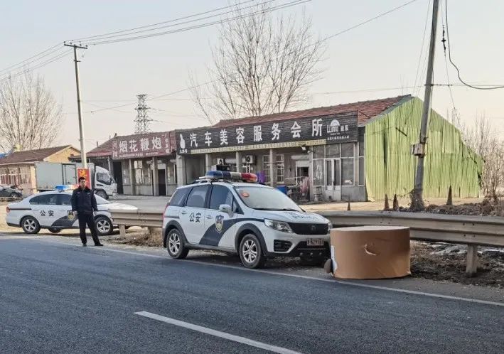 移动到安全的位置民警合力将大卷纸不慎掉落的猜测卷纸是路过的司机