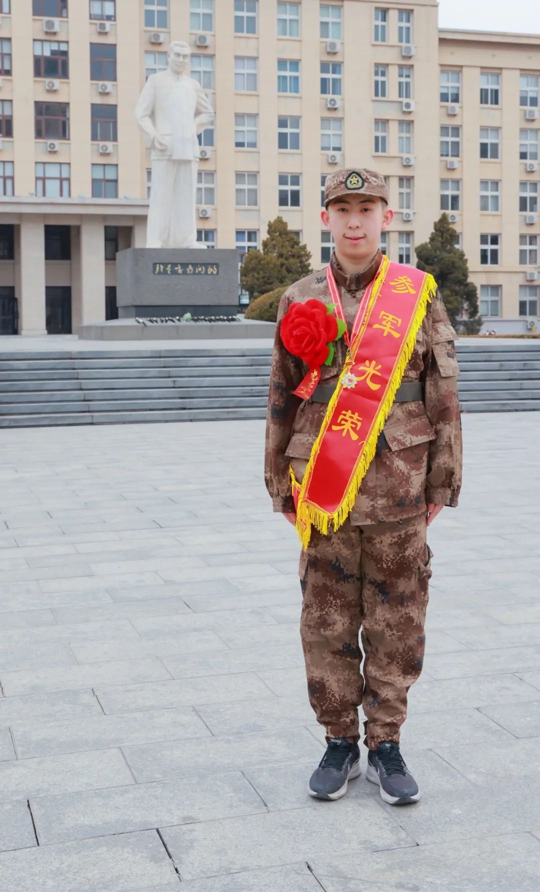 为保家卫国而奋斗"周嘉伟旅游与服务学院2021级本科生"此生身许国