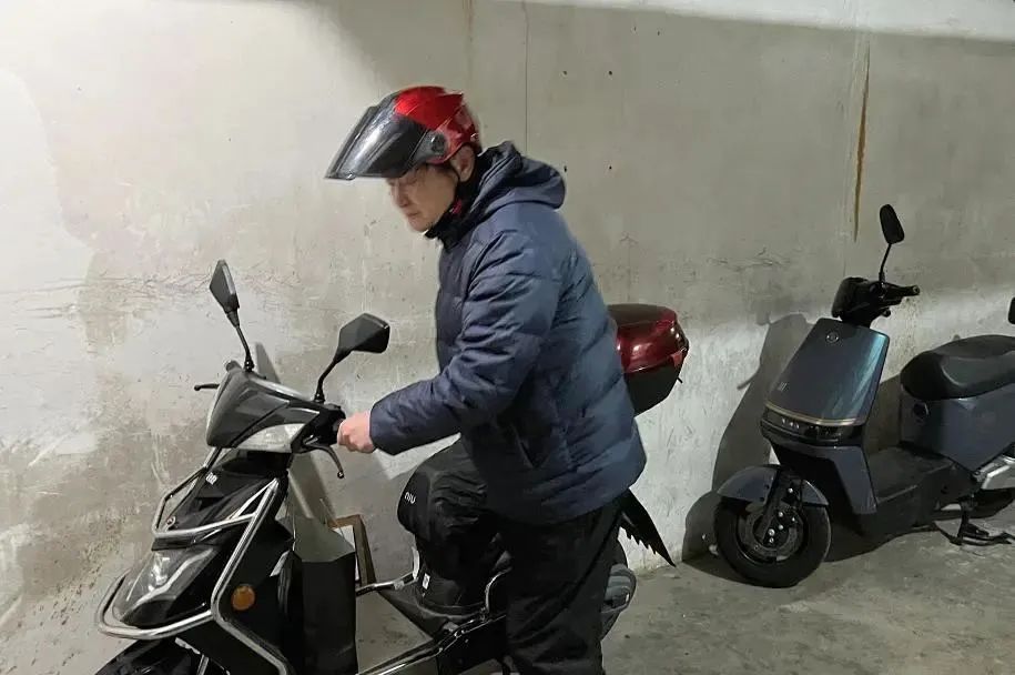 和平花苑小区是如何管理电瓶车充电和停放的?