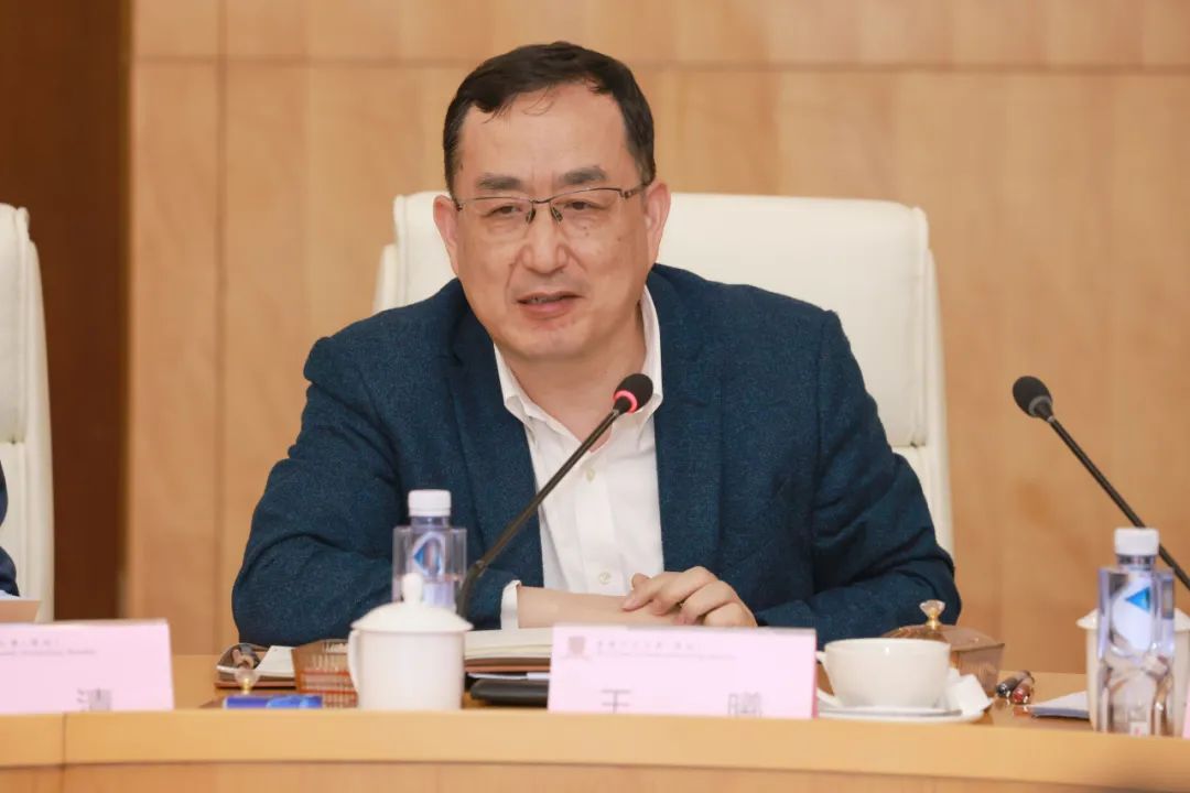 教育部党组成员,副部长陈杰主持座谈会教育部党组书记,部长怀进鹏作