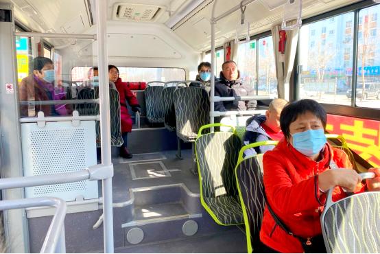 60岁以上老年人乘坐新能源城市公交车.