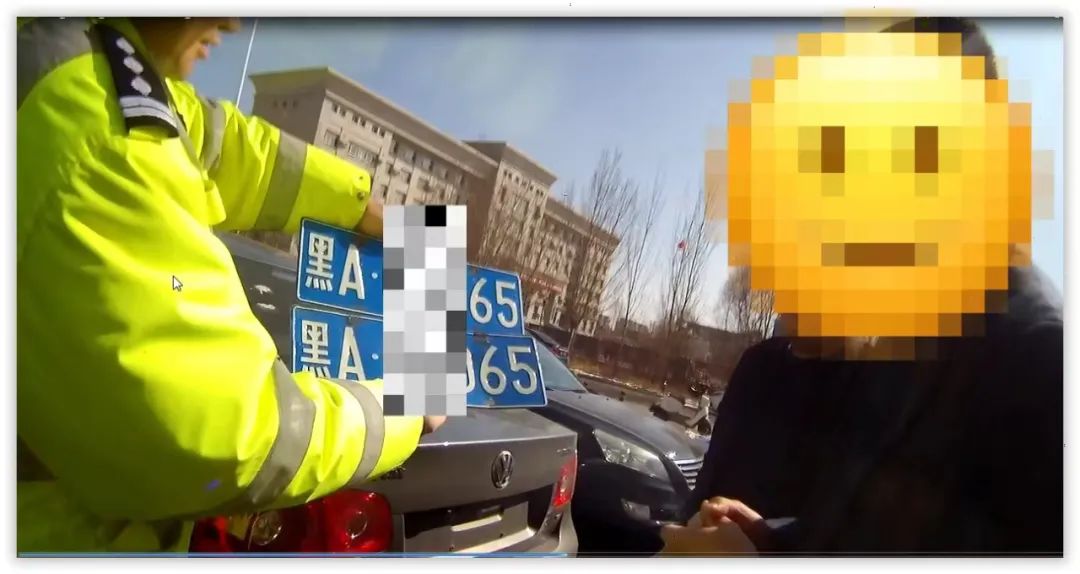 当日,龙凤交警大队组织勤务民警立即赶往哈尔滨市机动车车牌厂进行