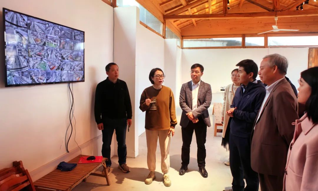 来到永乐镇农业科技示范基地,唐荣华教授给当地群众讲解超宽行丛式