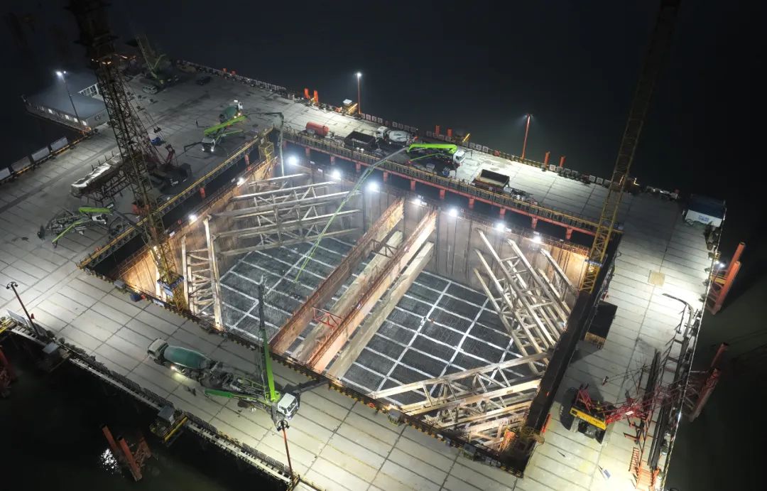 为确保承台施工质量,项目建设管理单位皖赣铁路安徽公司组织施工单位