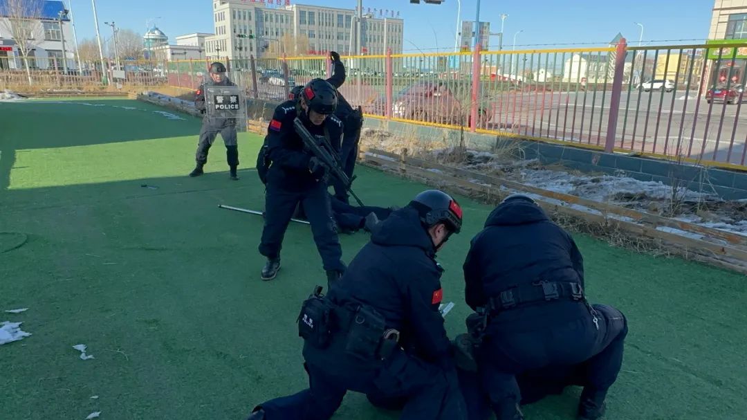 近日,新巴尔虎右旗公安局反恐怖和特巡警大队联合旗第二幼儿园,旗消防