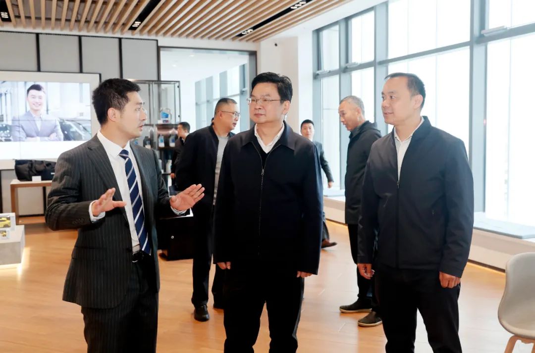 3月19日上午,天心区委书记吴新伟调研青园街道经济社会发展情况,看望