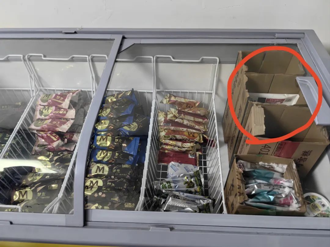 这家冷饮批发商店在北京某大学附近租了一个地下仓库,仓库中摆满了