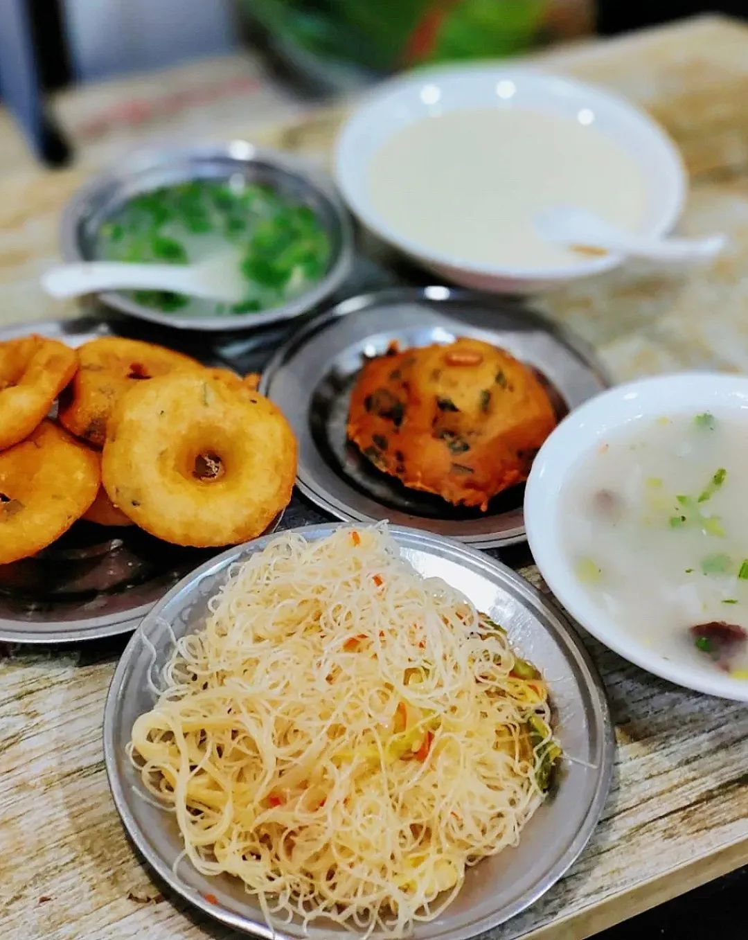 用刻齑蚶躺侠吹男孪屎ｒ梦牧,加上瘦肉,青菜,裹入粘稠的米浆,再