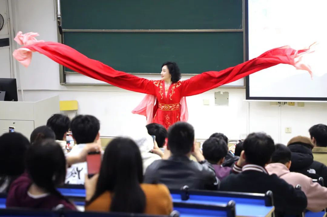 挥水袖,转折扇,上戏妆,南昌大学这个课堂被千万网友关注_澎湃号·政务