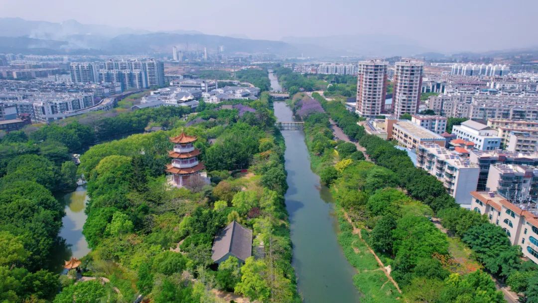 6公里,共设开远,祥云路,泸江河,1909广场,七孔桥,南洞,大塔7座车站.