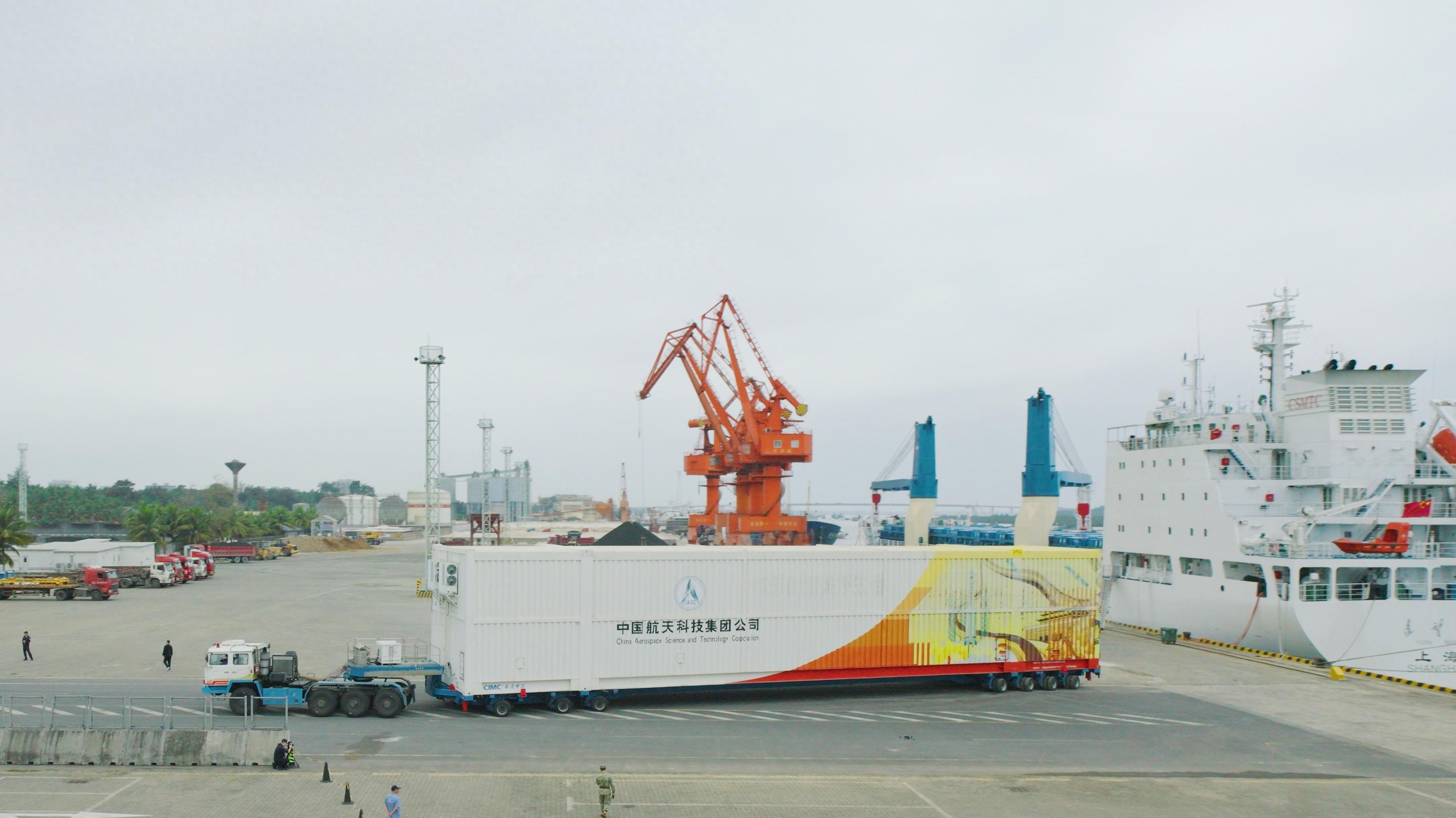 长征五号遥八运载火箭运抵文昌