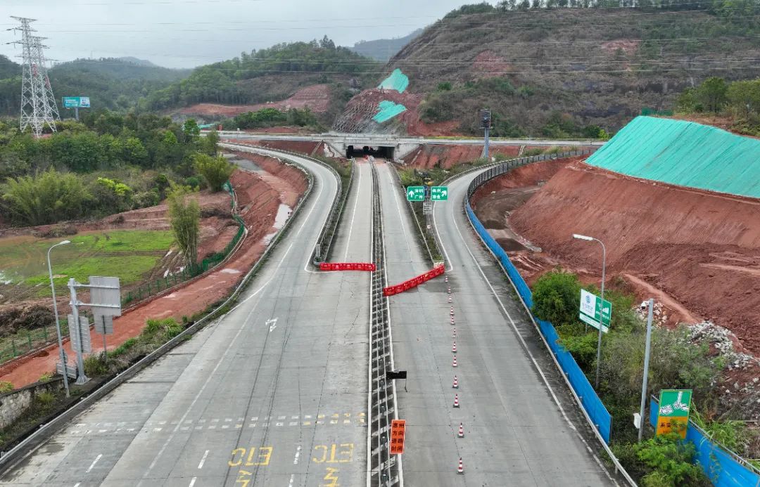 出口长深高速公路河源段(粤赣高速公路)今天起东源收费站匝道施工由于