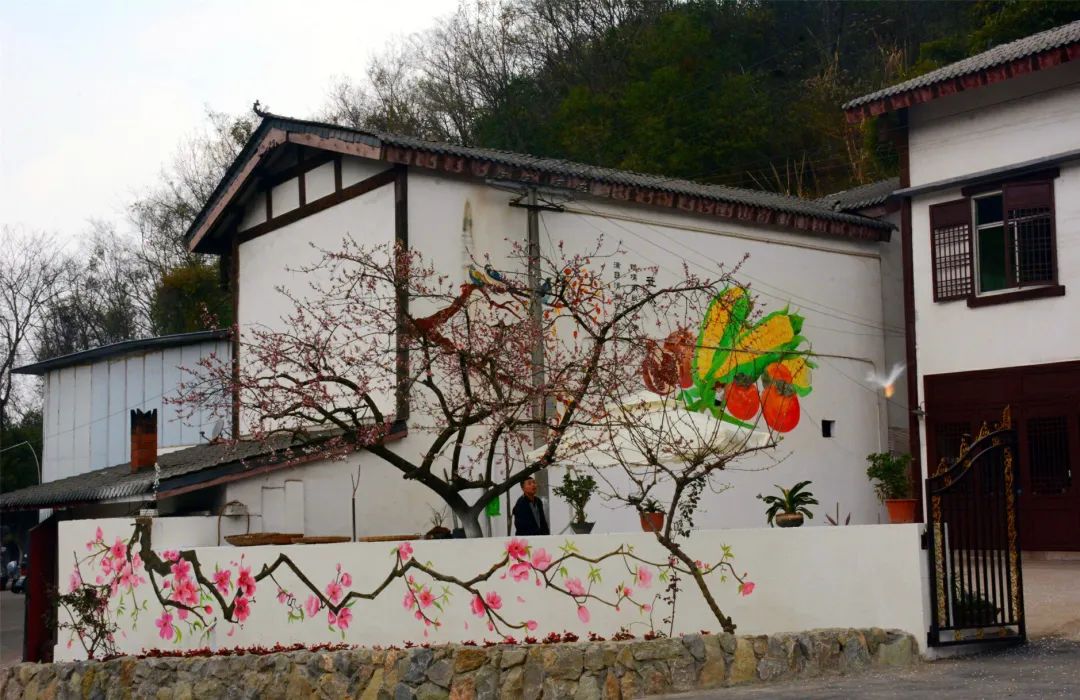 龙泉山的墙绘不仅有"艺术范",背后更是有一段段历史,一个个故事.