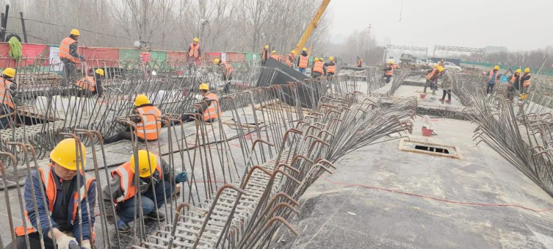 吊车轰鸣,40余名钢筋,模板,电焊的工人正在进行现浇箱梁钢筋绑扎,模板