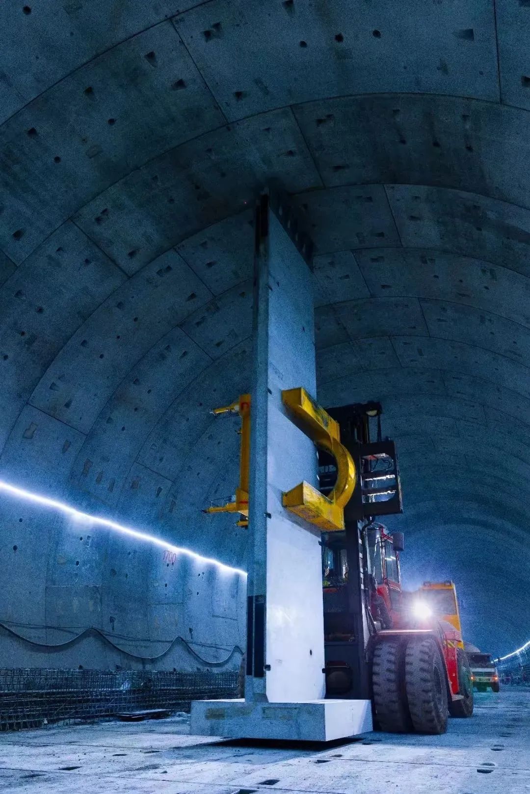 机场联络线3标,5标中隔墙多功能智能旋转机械手设计制造及中隔墙安装
