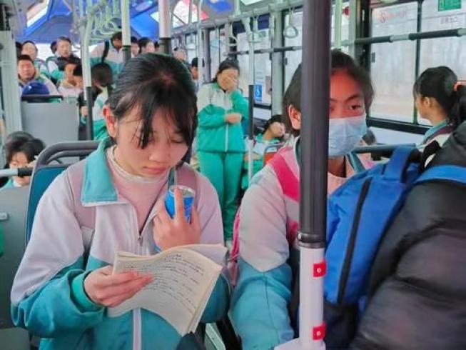 城事丨早上6:10,属于银川这群学生的"定制公交"发车~_澎湃号·政务