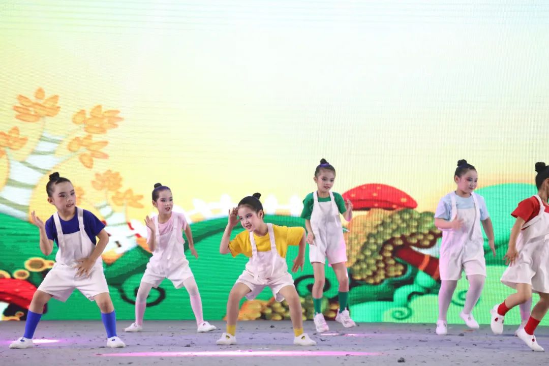 中国舞《我是一颗跳跳糖》芭蕾舞《森林仙子》中国舞《送你一朵小红花