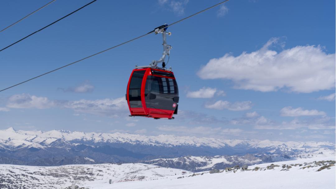 索道站顶部外包拖挂吊厢索道驱动站雪罩及站房和固定吊椅索道驱动站雪