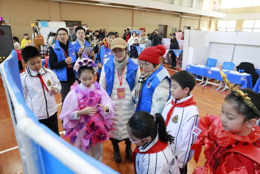 以及在古典类ii组取得第一名的上海民办克勒外国语学校,获得了参加