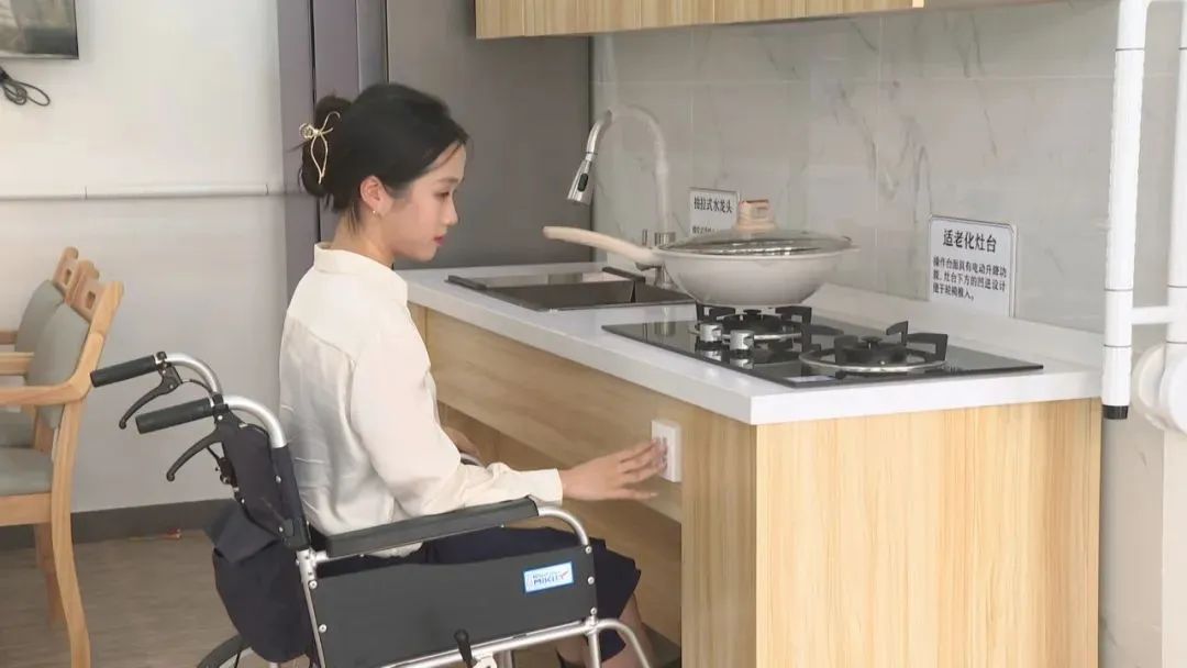 卧室样板间,智能医疗床具有起身,抬腿,翻身的辅助功能;厨房样板间,适