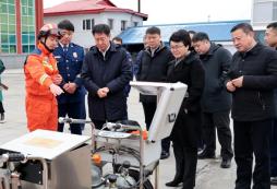 王青伟专员一行来到地区消防救援支队与消防指战员亲切交谈,深入指挥