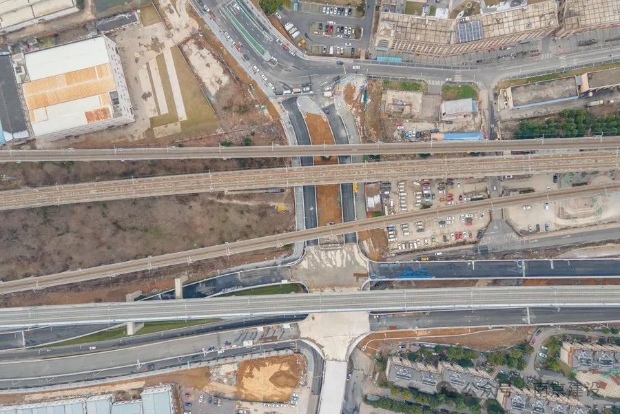 南北连接,串联起南部新城,南站枢纽商贸区,岔路口片区及土山机场片区