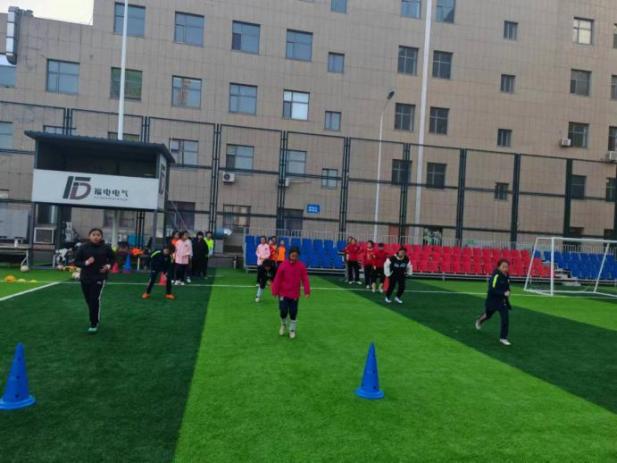 测试内容包括1分钟颠球,30米速跑,绕杆射门,5*25折返跑,1000米等